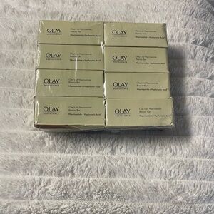 OLAY Box Set with Niacinamide and Hyaluronic Acid